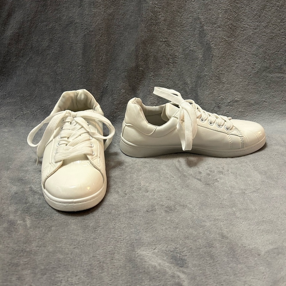 Woman’s white low top sneakers tennis shoes size 7